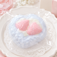 ホワイトイチゴハートケーキ